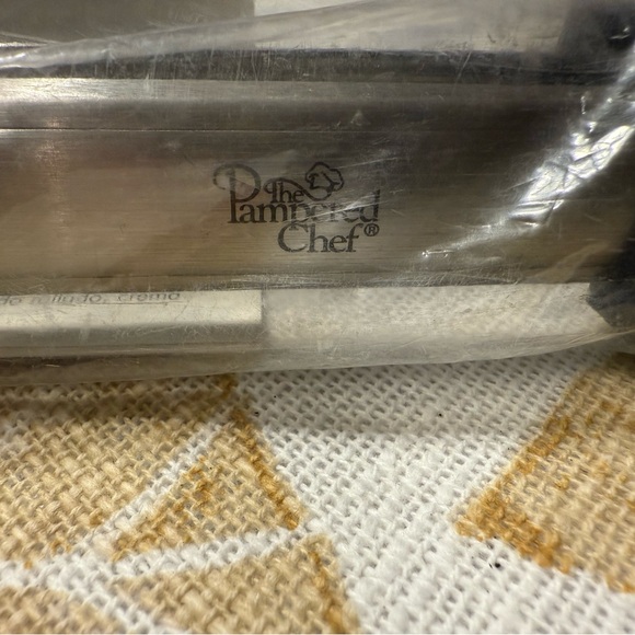 NWT The Pampered Chef BBQ tongs, original sealed packaging, pamphlet included - Picture 2 of 5